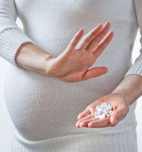 چندین مطالعات پیشین گذشته که حاکی از آن است که بارداری تاثیر مثبتی بر دوره بالینی MS دارد.